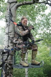 bowhunter_in_tree_stand